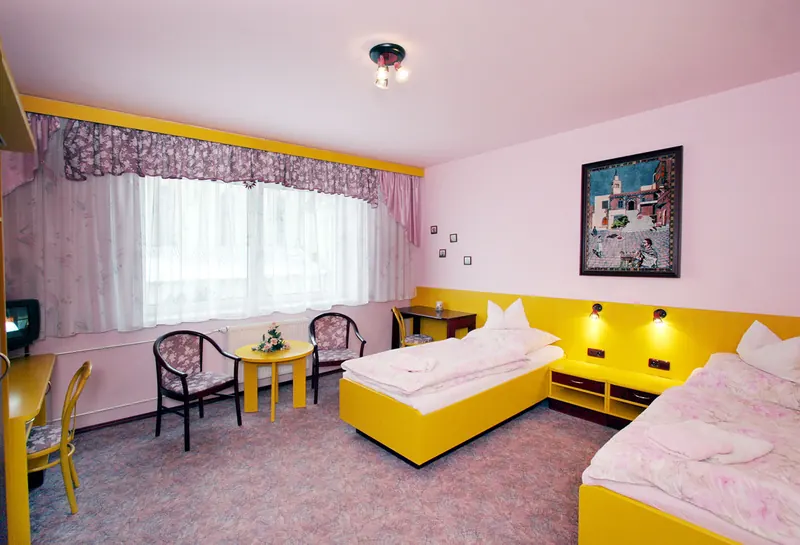 Jedna ze dvou ložnic rodinného apartmá