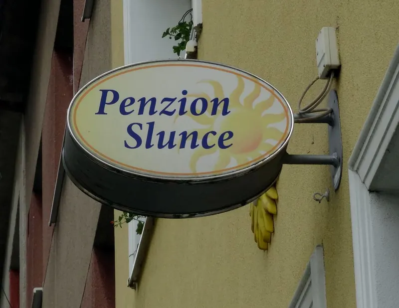 Vývěsní štít Penzion Slunce na fasádě